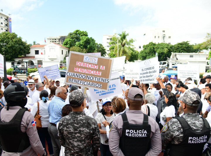 Profesores retirados protestan frente a Educación por aumento de seguro de sobrevivencia