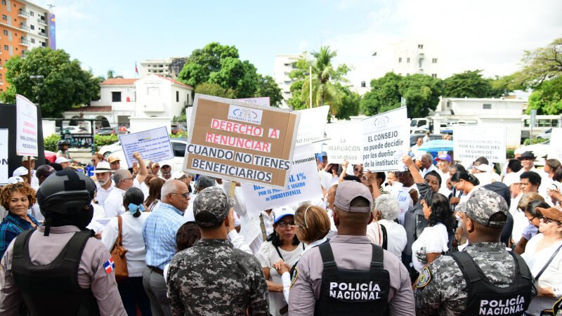 Profesores retirados protestan frente a Educación por aumento de seguro de sobrevivencia