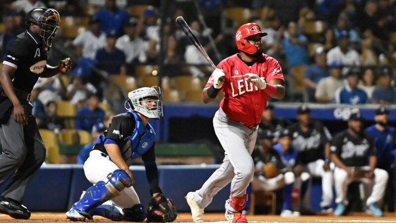 El Escogido debutando ahora ante los Cardenales de Lara