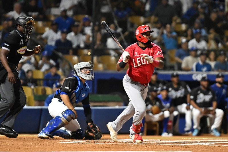 El Escogido debutando ahora ante los Cardenales de Lara