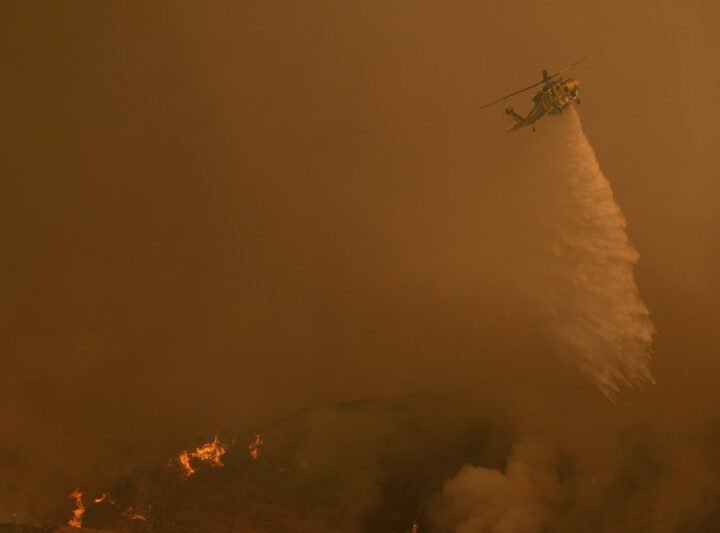 Aviones apaga fuego están usando agua de mar sobre Los Ángeles