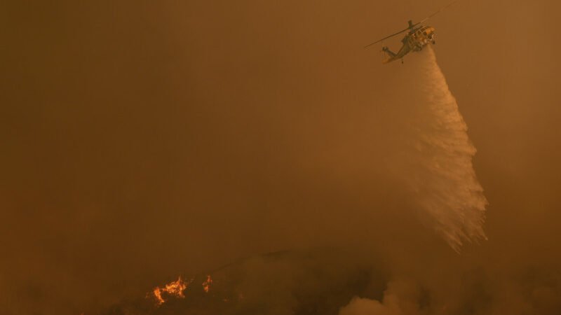 Aviones apaga fuego están usando agua de mar sobre Los Ángeles