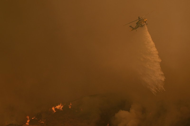 Aviones apaga fuego están usando agua de mar sobre Los Ángeles