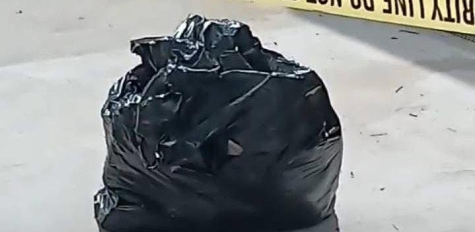 Madre lanza osamenta de su hija en fiscalía de Higüey en clamor de justicia