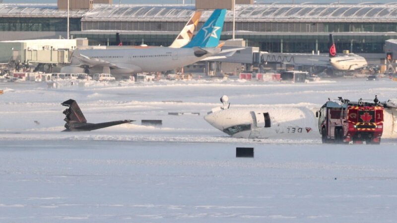 Los pasajeros del avión en Toronto que se volcó al aterrizar recibirán 30 mil dollares