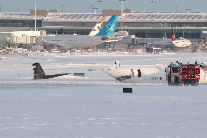 Los pasajeros del avión en Toronto que se volcó al aterrizar recibirán 30 mil dollares