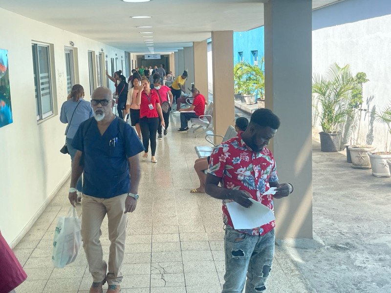 Atienden haitianos sin documentos