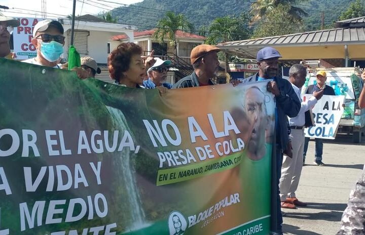 Marchan en Bonao en contra de la Barrick Gold y la presa de cola