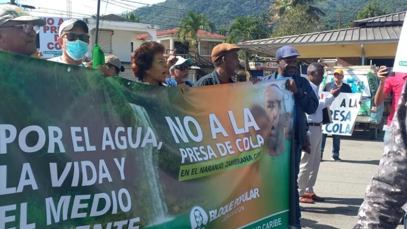 Marchan en Bonao en contra de la Barrick Gold y la presa de cola