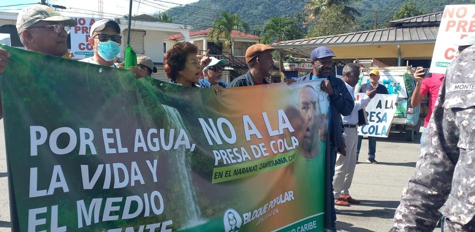 Marchan en Bonao en contra de la Barrick Gold y la presa de cola