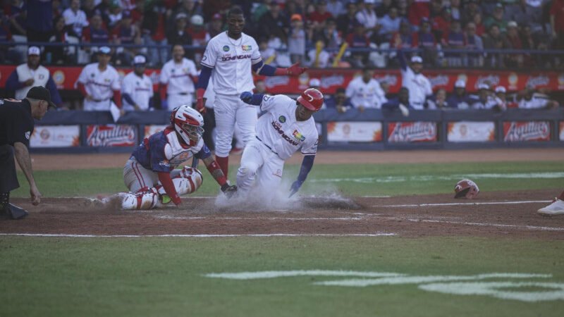 Los héroes en el primer triunfo escarlata en la Serie del Caribe