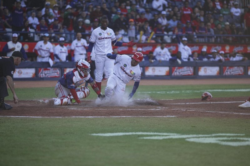 Los héroes en el primer triunfo escarlata en la Serie del Caribe