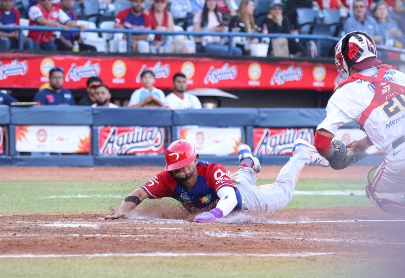 Dominicana clasifica a la final de la Serie del Caribe después de vencer 5-4 a México