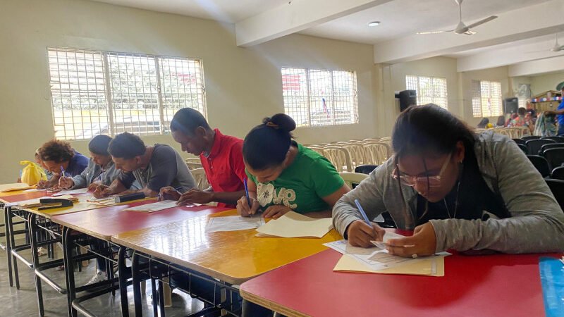 Padres amanecen para alcanzar cupo en escuela sin terminar