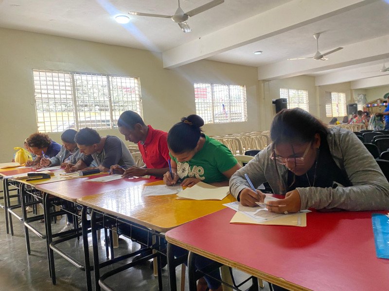 Padres amanecen para alcanzar cupo en escuela sin terminar