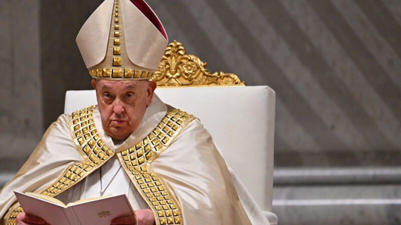 El papa se pone de pie pero debe seguir tratamiento para neumonía bilateral