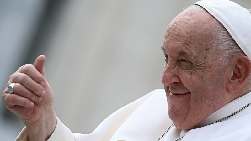 Papa Francisco rebasa la fase crítica después de 14 días hospitalizado