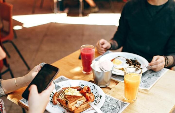 Comer acompañado mejora el bienestar emocional