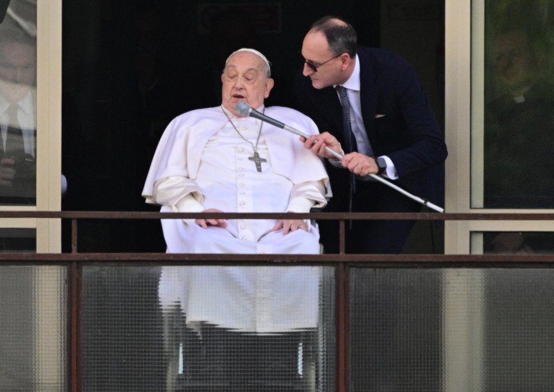 El papa reaparece luego de 38 días ingresado y saluda desde el hospital