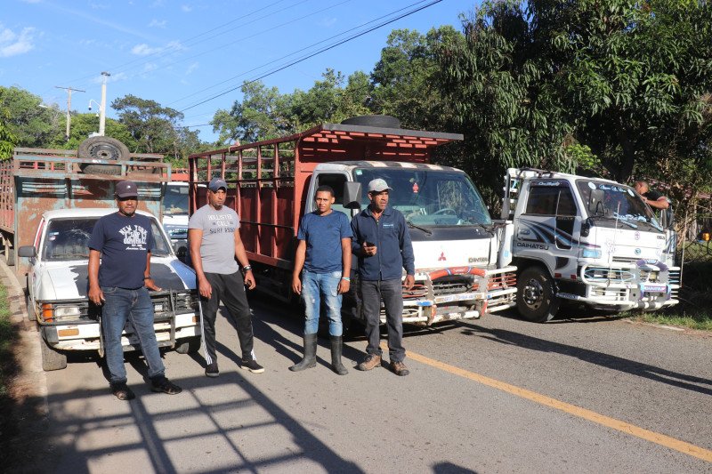 Transportistas bloquean tránsito en el 14 de Restauración provincia de Dajabón