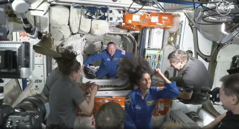 Los astronautas varados en el espacio, vuelven a la Tierra
