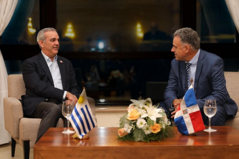 Reunión de Abinader  con presidente electo de Uruguay