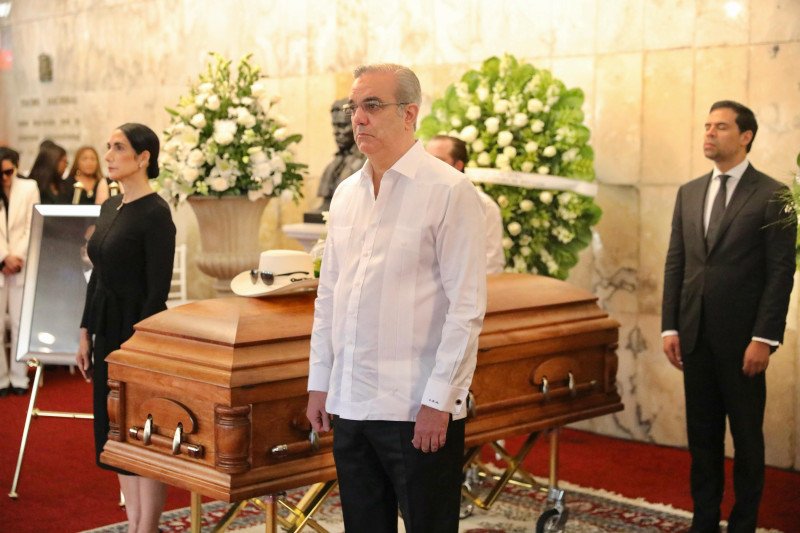 Abinader y la primera dama hacen guardia de honor ante féretro de Rubby Pérez