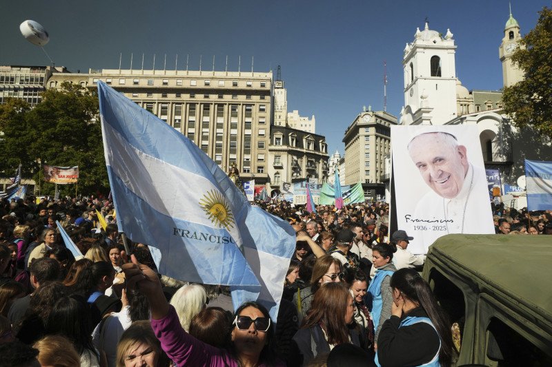 Un último adiós en su tierra durante una emotiva procesión en Buenos Aires