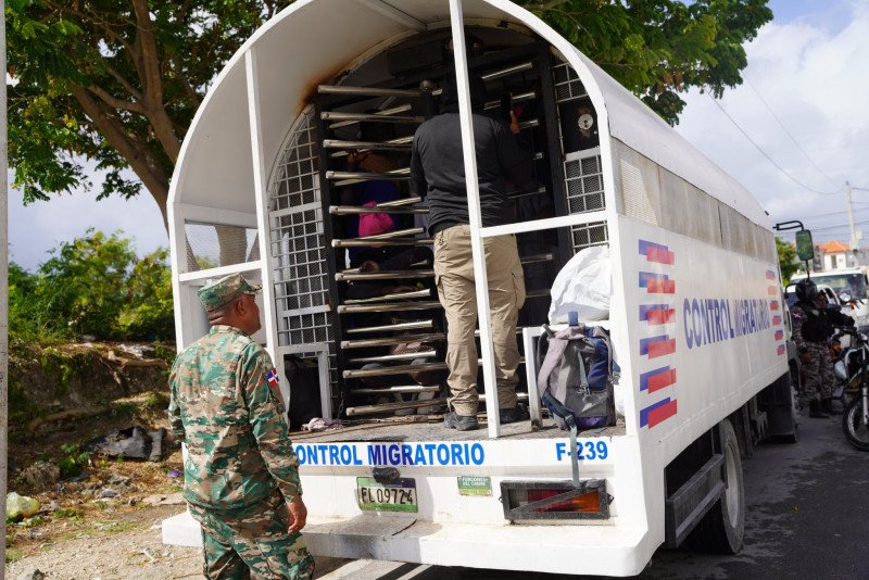 Mas operativos continuarán en otros sectores de Bávaro contra indocumentados