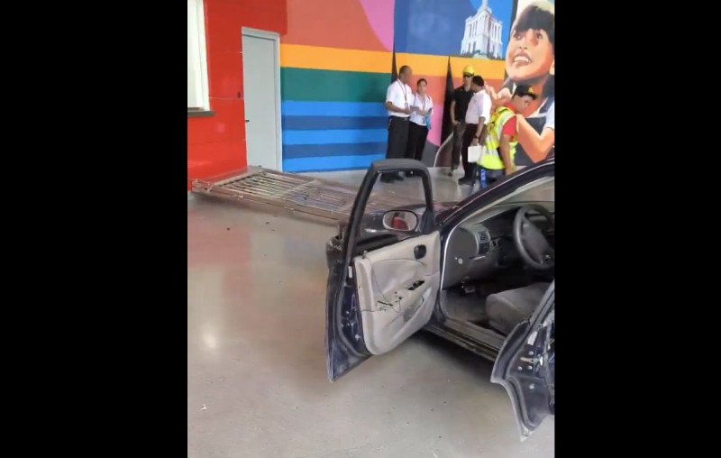 Carro de concho se estrella contra la estación central del Teleférico de Santiago