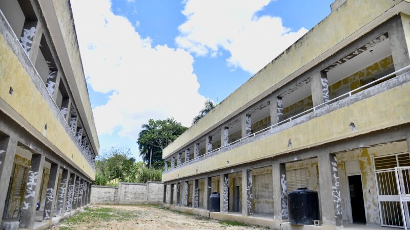 Escuelas con mas de 15 años en construcción