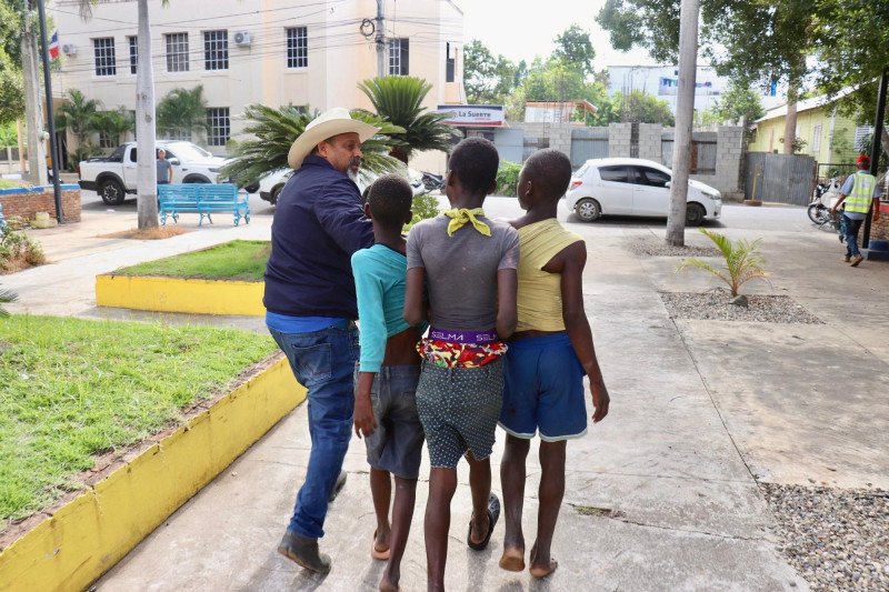 Alcalde de Dajabón invita a adoptar niños haitianos