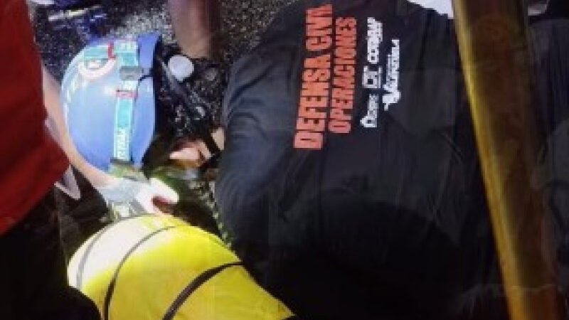 Rescatan con vida a niña que cayó en alcantarilla en San Cristóbal