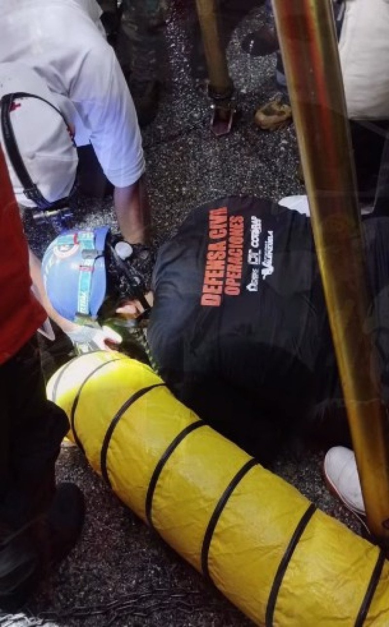 Rescatan con vida a niña que cayó en alcantarilla en San Cristóbal