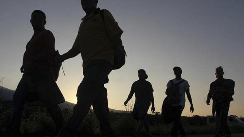 Bonificaran a extranjeros que salgan por su cuenta de EEUU y sancionarán a los que no