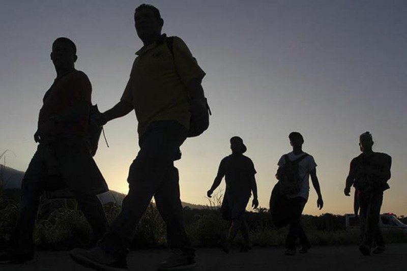Bonificaran a extranjeros que salgan por su cuenta de EEUU y sancionarán a los que no