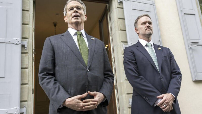 Acuerdan «revertir» guerra comercial en un acercamiento inédito
