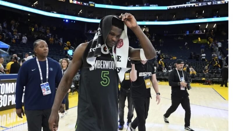Edwards y Randle guían a Wolves a triunfo 102-97 sobre Warriors para adelantarse 2-1 en la serie