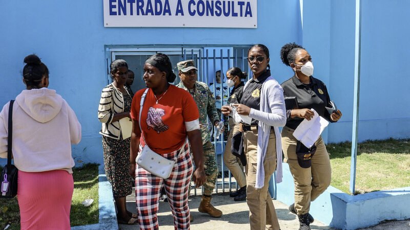 Haitianos reciben servicios de salud en Hospital de Engombe totalmente gratis