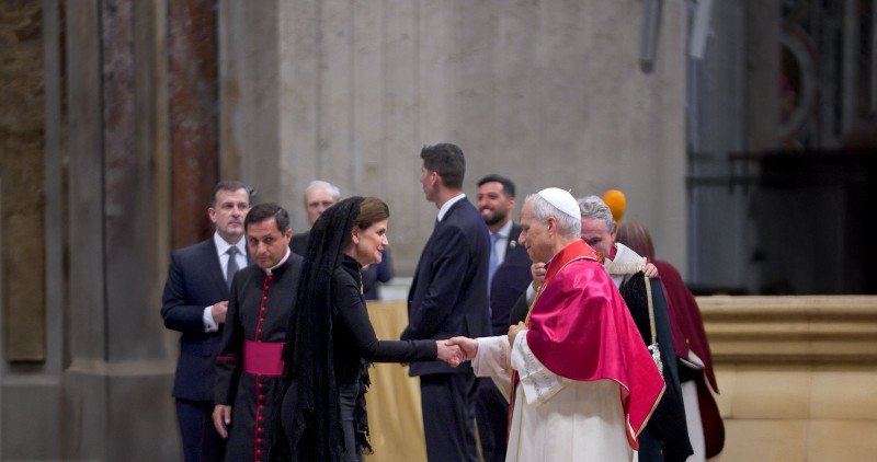 Peña en solemne misa del pontificado León XIV en El Vaticano