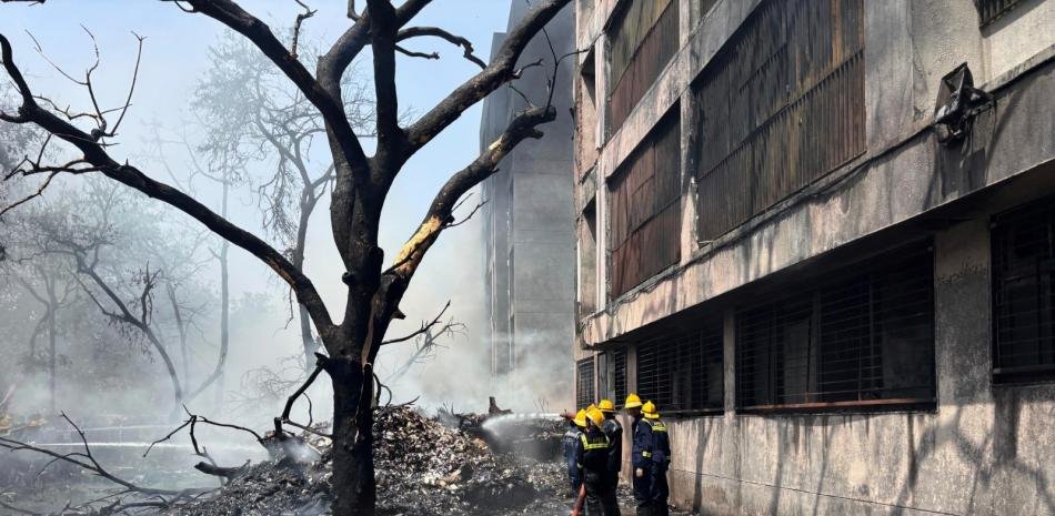 Avión en India se estrella con más de 240 personas