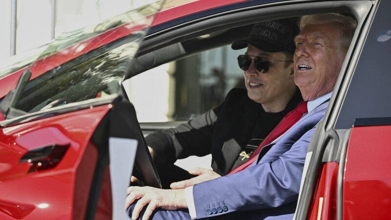 Amenaza con rescindir contratos públicos con empresas de Elon Musk