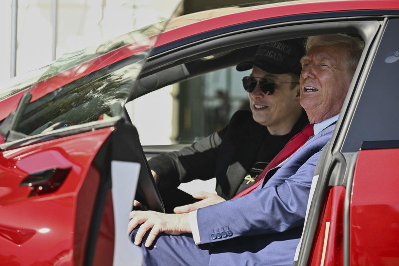 Amenaza con rescindir contratos públicos con empresas de Elon Musk