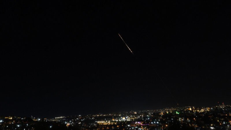 Ataques iraníes en Israel deja casi un centenar de heridos y una muerte mas