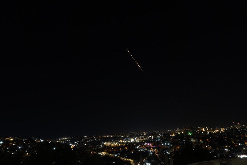 Ataques iraníes en Israel deja casi un centenar de heridos y una muerte mas
