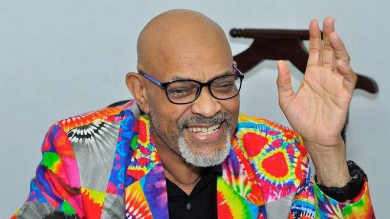 Nelson Javier en su casa tras ser hospitalizado por líquido en los pulmones