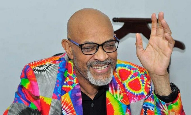 Nelson Javier en su casa tras ser hospitalizado por líquido en los pulmones
