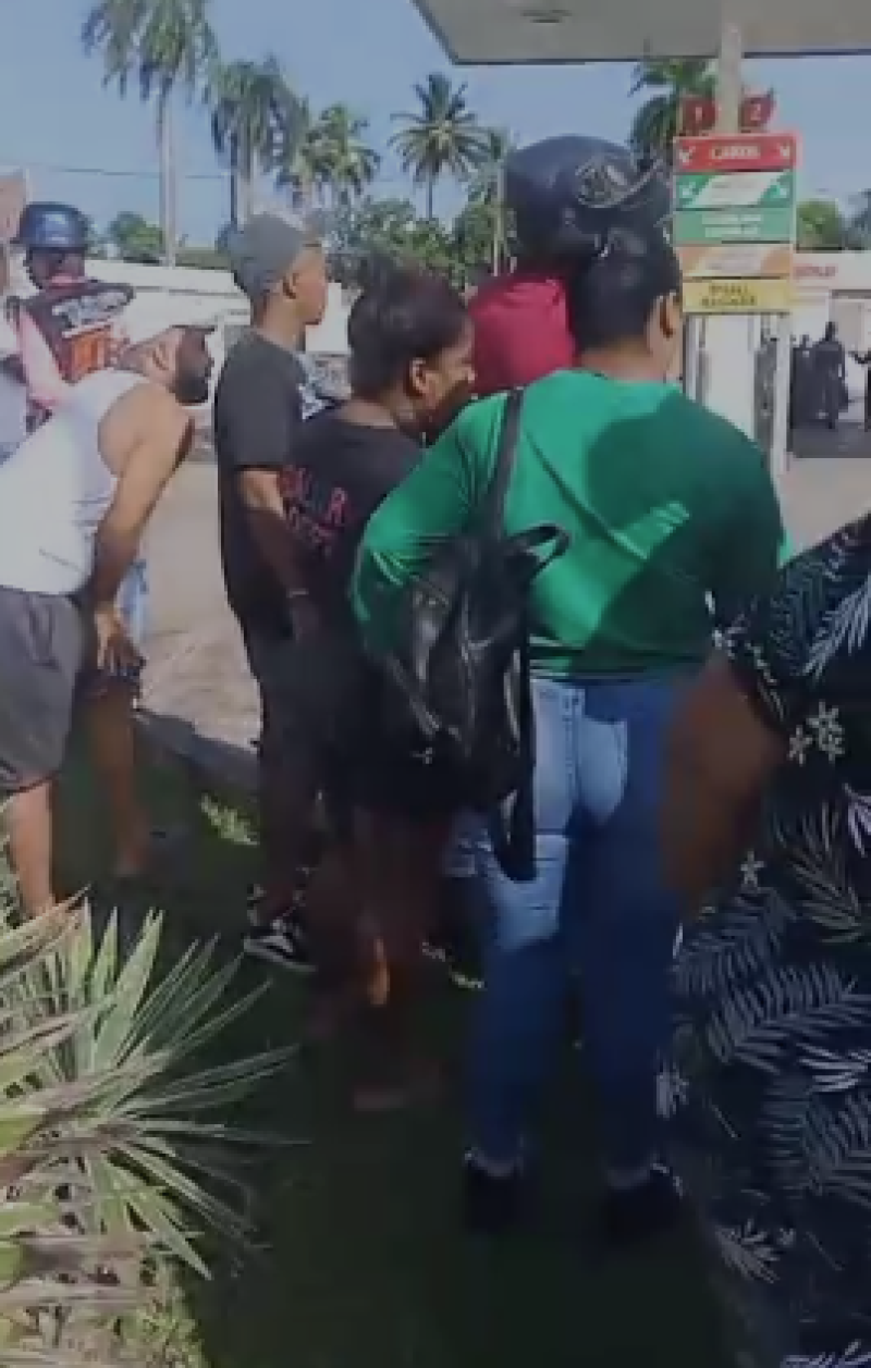 Policía y civil se mata a tiros en una estación de combustible en Villa Mella
