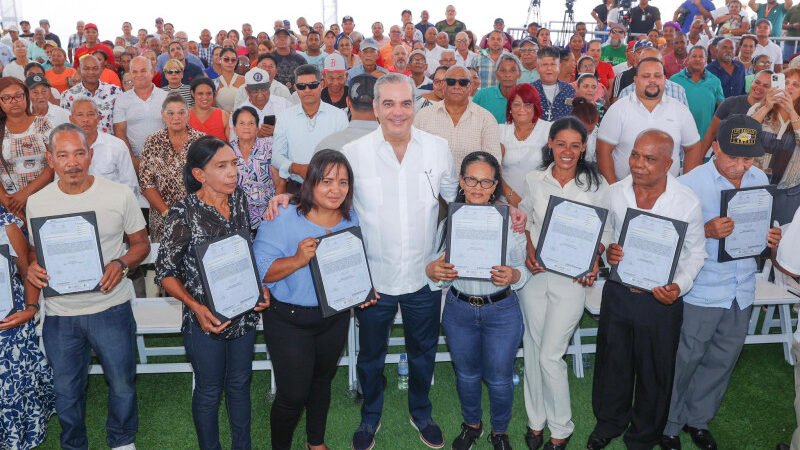 Abinader entrega títulos y solución de agua en Santiago