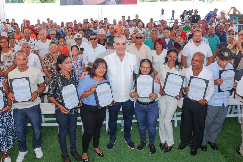 Abinader entrega títulos y solución de agua en Santiago